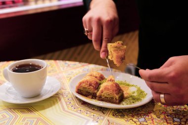 Geleneksel hindistancevizli tatlı baklavası. Ev yapımı fındıklı ve ballı baklava..