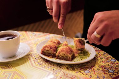 Geleneksel hindistancevizli tatlı baklavası. Ev yapımı fındıklı ve ballı baklava..
