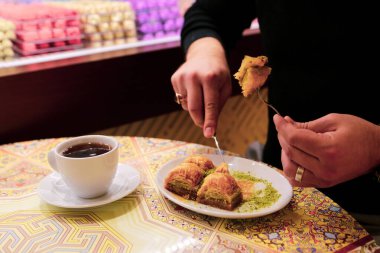 Geleneksel hindistancevizli tatlı baklavası. Ev yapımı fındıklı ve ballı baklava..