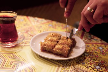 Geleneksel hindistancevizli tatlı baklavası. Ev yapımı fındıklı ve ballı baklava..