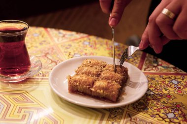 Geleneksel hindistancevizli tatlı baklavası. Ev yapımı fındıklı ve ballı baklava..