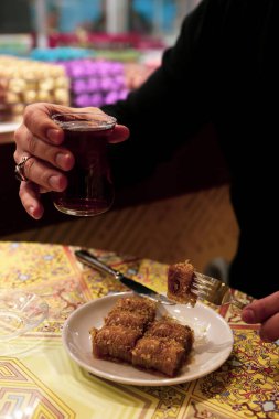 Geleneksel hindistancevizli tatlı baklavası. Ev yapımı fındıklı ve ballı baklava..