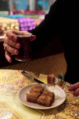 Geleneksel hindistancevizli tatlı baklavası. Ev yapımı fındıklı ve ballı baklava..