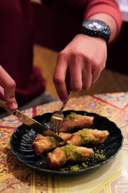 Geleneksel hindistancevizli tatlı baklavası. Ev yapımı fındıklı ve ballı baklava..