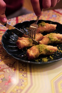 Geleneksel hindistancevizli tatlı baklavası. Ev yapımı fındıklı ve ballı baklava..