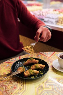 Geleneksel hindistancevizli tatlı baklavası. Ev yapımı fındıklı ve ballı baklava..