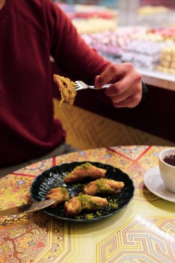 Geleneksel hindistancevizli tatlı baklavası. Ev yapımı fındıklı ve ballı baklava..