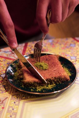 Geleneksel hindistancevizli tatlı baklavası. Ev yapımı fındıklı ve ballı baklava..
