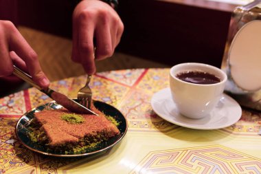 Geleneksel hindistancevizli tatlı baklavası. Ev yapımı fındıklı ve ballı baklava..