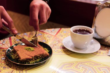 Geleneksel hindistancevizli tatlı baklavası. Ev yapımı fındıklı ve ballı baklava..