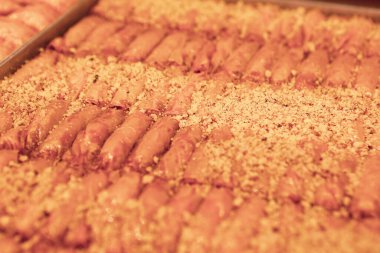 Geleneksel hindistancevizli tatlı baklavası. Ev yapımı fındıklı ve ballı baklava..