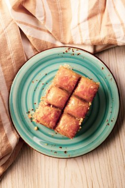 Geleneksel hindistancevizli tatlı baklavası. Ev yapımı fındıklı ve ballı baklava..