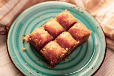 Geleneksel hindistancevizli tatlı baklavası. Ev yapımı fındıklı ve ballı baklava..