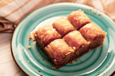 Geleneksel hindistancevizli tatlı baklavası. Ev yapımı fındıklı ve ballı baklava..
