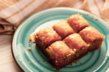 Geleneksel hindistancevizli tatlı baklavası. Ev yapımı fındıklı ve ballı baklava..
