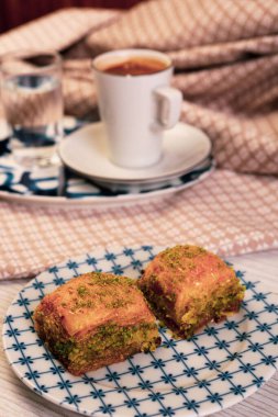 Geleneksel hindistancevizli tatlı baklavası. Ev yapımı fındıklı ve ballı baklava..