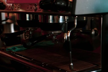 Kahve odasında kahve hazırlayan barista.