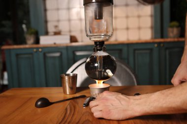 Kahve odasında kahve hazırlayan barista.