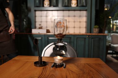 Kahve odasında kahve hazırlayan barista.