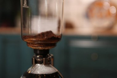 Kahve odasında kahve hazırlayan barista.