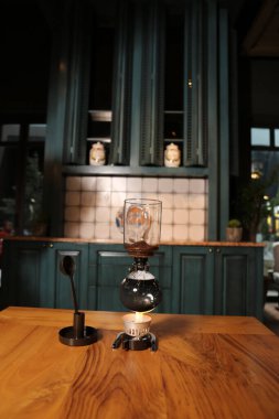 Kahve odasında kahve hazırlayan barista.