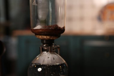 Kahve odasında kahve hazırlayan barista.