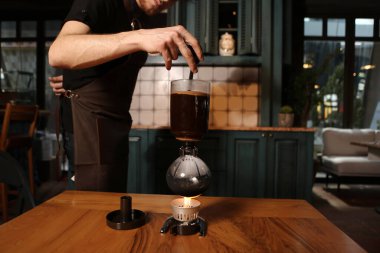 Kahve odasında kahve hazırlayan barista.