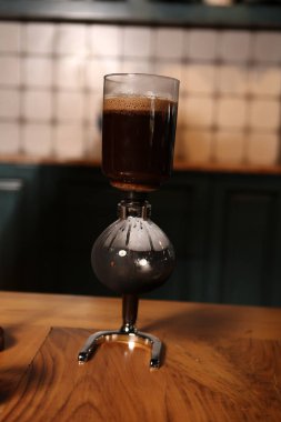 Kahve odasında kahve hazırlayan barista.