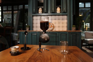 Kahve odasında kahve hazırlayan barista.