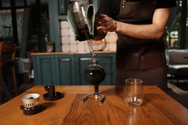 Kahve odasında kahve hazırlayan barista.