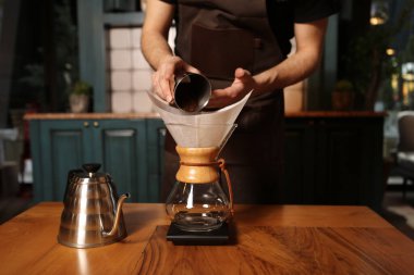 Kahve odasında kahve hazırlayan barista.