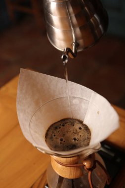 Kahve odasında kahve hazırlayan barista.