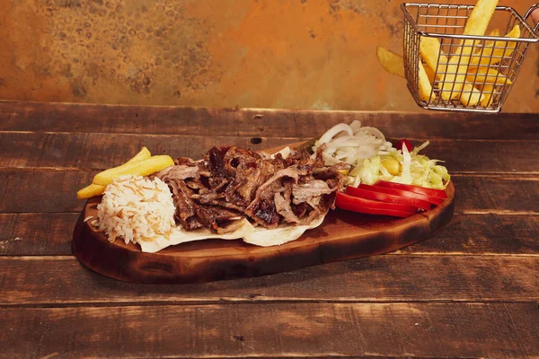 Doner Kebab Vágódeszkán Fekszik Shawarma Hússal Hagymával Salátával Fekszik Egy — Stock Fotó