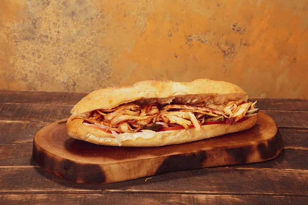 Doner Kebab Ligger Skärbrädan Shawarma Med Kött Lök Sallad Ligger — Stockfoto