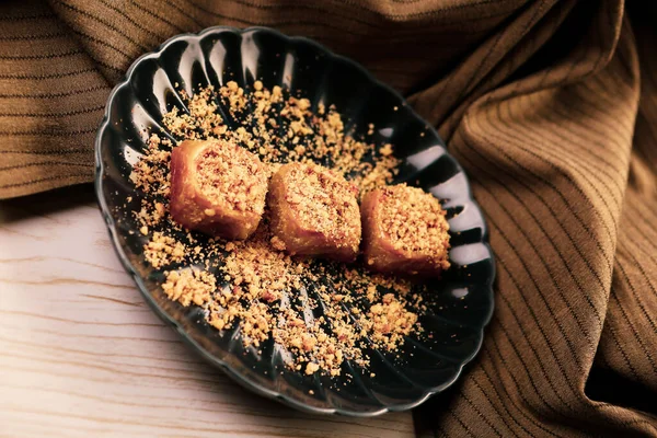 Geleneksel hindistancevizli tatlı baklavası. Ev yapımı fındıklı ve ballı baklava..
