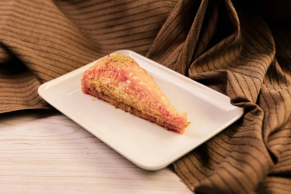 Geleneksel hindistancevizli tatlı baklavası. Ev yapımı fındıklı ve ballı baklava..