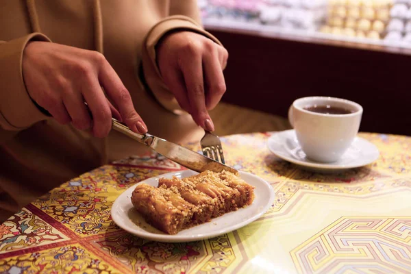 Geleneksel hindistancevizli tatlı baklavası. Ev yapımı fındıklı ve ballı baklava..