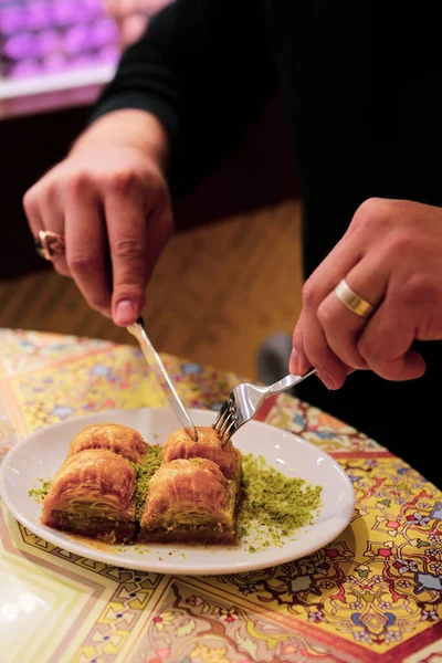 Geleneksel hindistancevizli tatlı baklavası. Ev yapımı fındıklı ve ballı baklava..