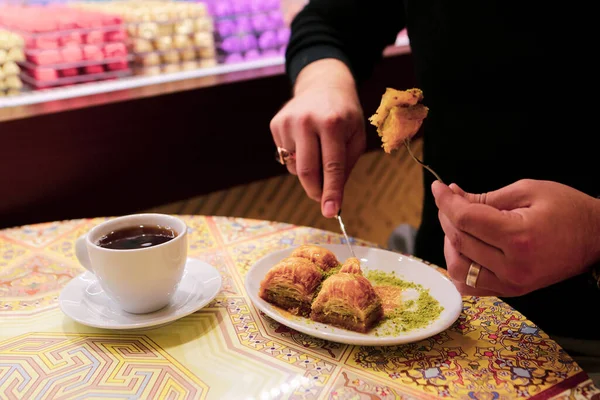 Geleneksel hindistancevizli tatlı baklavası. Ev yapımı fındıklı ve ballı baklava..