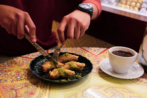 Geleneksel hindistancevizli tatlı baklavası. Ev yapımı fındıklı ve ballı baklava..