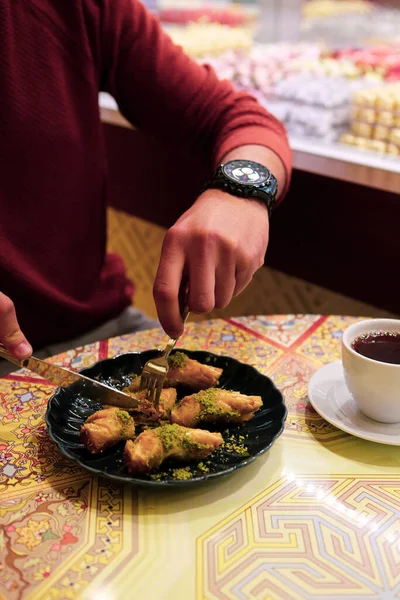 Geleneksel hindistancevizli tatlı baklavası. Ev yapımı fındıklı ve ballı baklava..