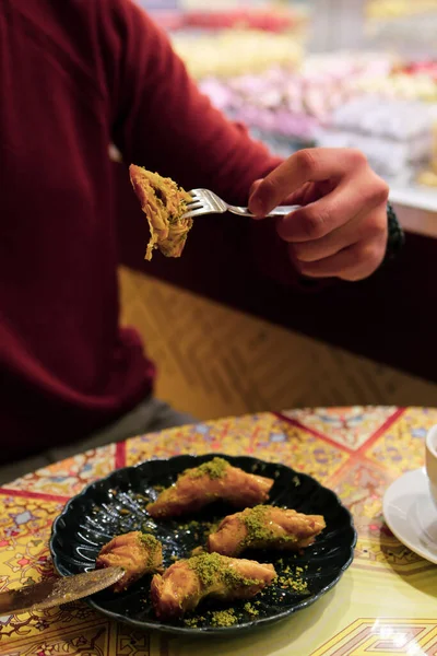 Geleneksel hindistancevizli tatlı baklavası. Ev yapımı fındıklı ve ballı baklava..