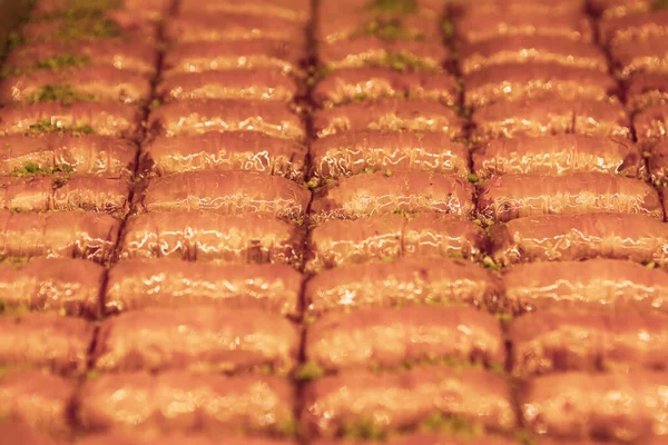 Geleneksel hindistancevizli tatlı baklavası. Ev yapımı fındıklı ve ballı baklava..