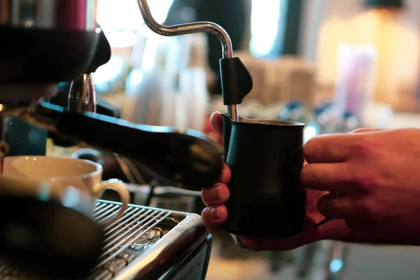 방에서 커피를 끓이는 바리스타 — 스톡 사진