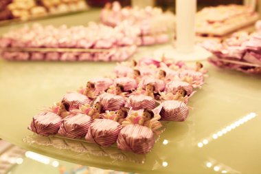 bir sürü değişik çikolatalı pralin