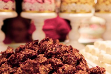 Bir grup çeşit kurabiye. Çikolata parçacıklı, yulaflı, kuru üzümlü, beyaz çikolatalı.