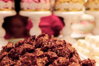 Bir grup çeşit kurabiye. Çikolata parçacıklı, yulaflı, kuru üzümlü, beyaz çikolatalı.