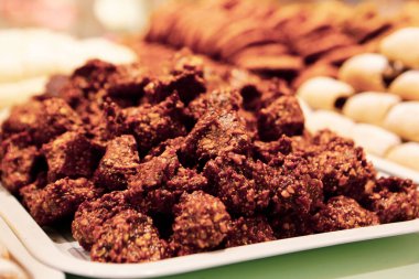 Bir grup çeşit kurabiye. Çikolata parçacıklı, yulaflı, kuru üzümlü, beyaz çikolatalı.