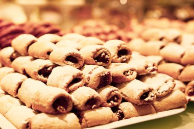 Bir grup çeşit kurabiye. Çikolata parçacıklı, yulaflı, kuru üzümlü, beyaz çikolatalı.