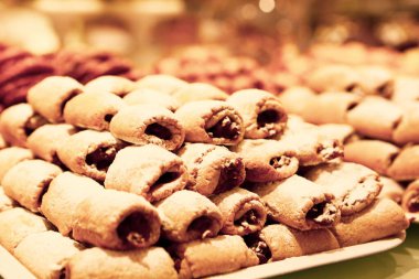 Bir grup çeşit kurabiye. Çikolata parçacıklı, yulaflı, kuru üzümlü, beyaz çikolatalı.